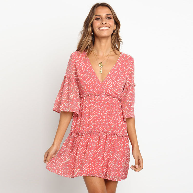 Kurzes Damenkleid mit V-Ausschnitt, ausgestelltem Schnitt und Rüschen-Saum von berg-feldt