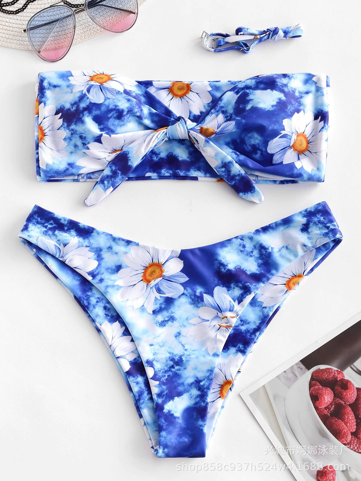 Frauen Bandeau Bikini mit Blumenmuster und hohem Beinschnitt berg-feldt