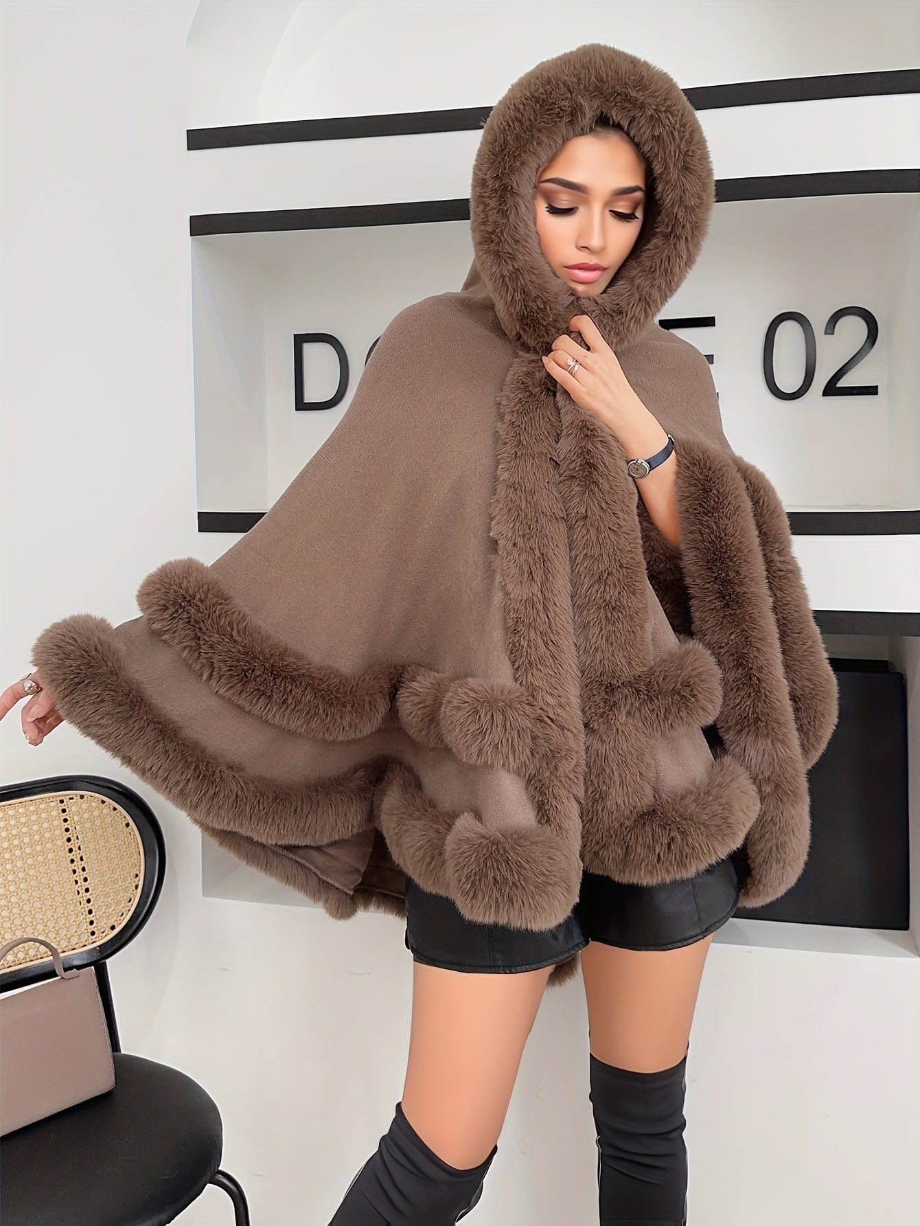 Berg-Feldt | Oversized Furry Cape Jacke für Frauen