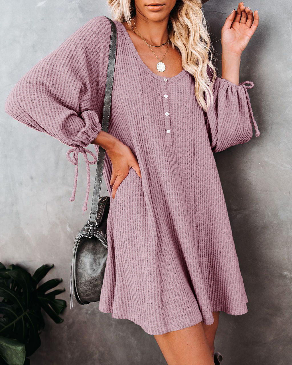 Robe décontractée boutonnée pour femme avec détails à volants et ourlet décoratif Berg-Feldt