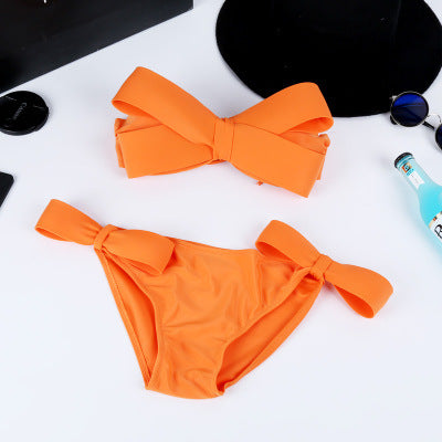 Maillot de bain deux pièces moderne pour femme avec nœuds et coupe échancrée