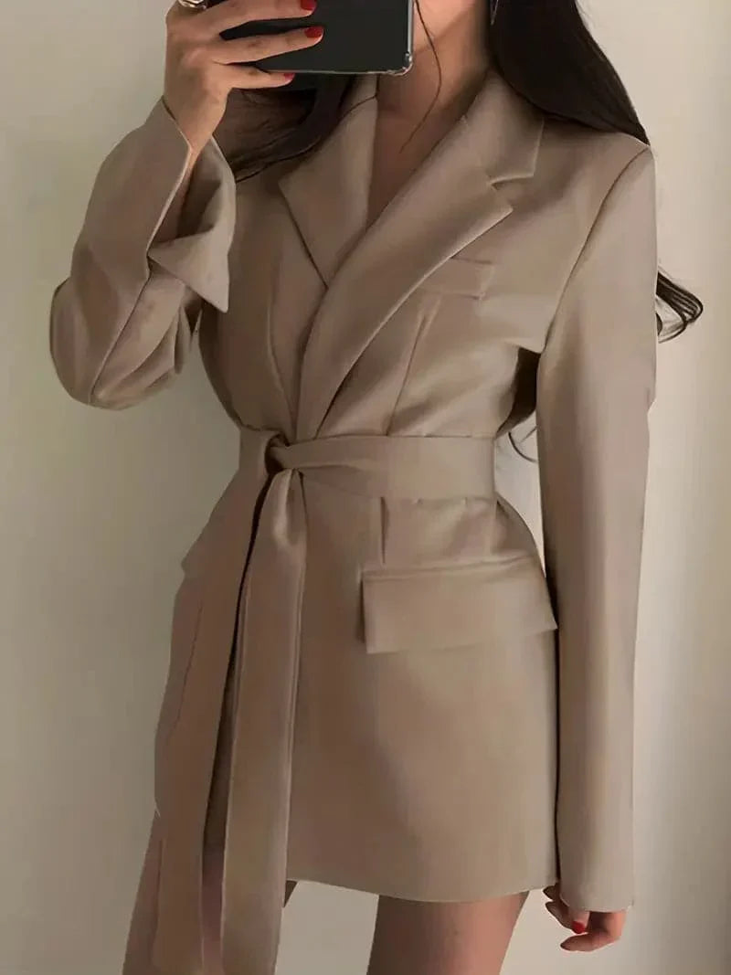 Berg-Feldt | Robe blazer - Coupe cintrée - Col à revers - Ceinture à nouer - Longueur mini