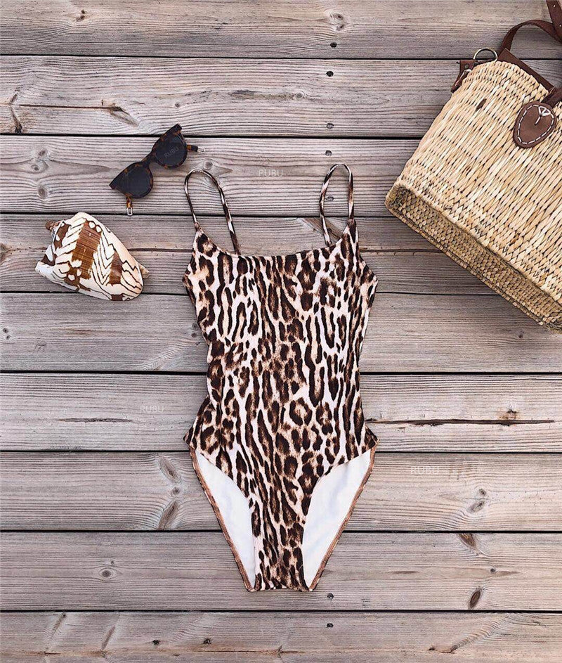Badeanzug für Damen mit Leo-Print, tiefem Ausschnitt und seitlichen Cut-outs von berg-feldt