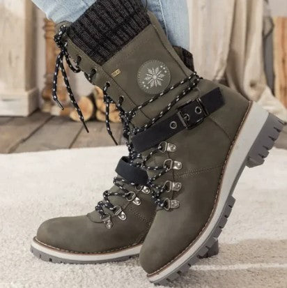 Berg-Feldt | Knöchelhohe Strickstiefel mit Schnürsenkeln, Reißverschluss und Riemen