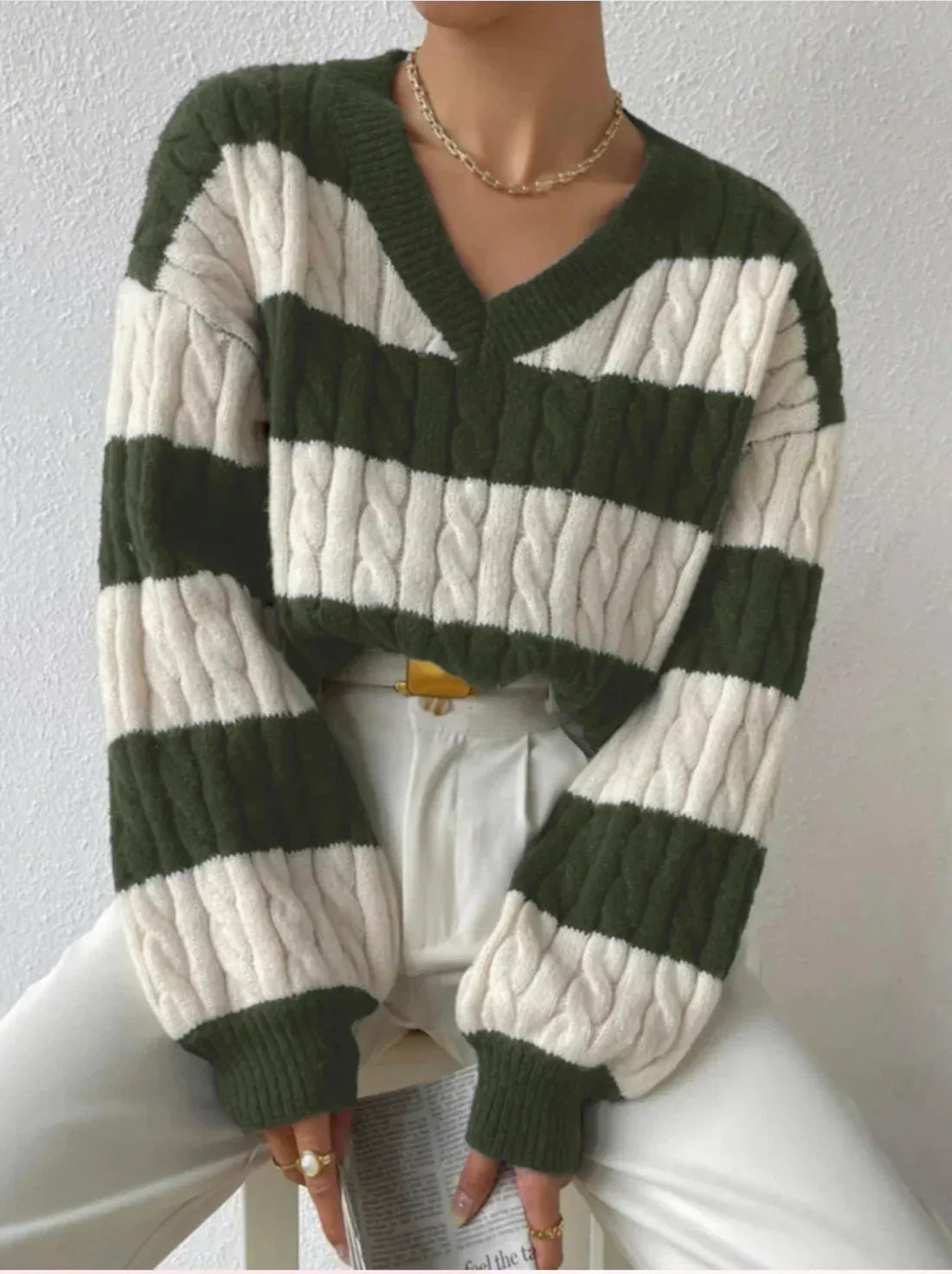 Berg-Feldt | Gestreifter eleganter Pullover mit V-Ausschnitt