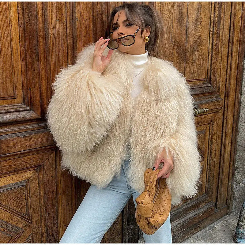 Veste douillette en fausse fourrure à col montant et détails élégants Berg-Feldt pour femme