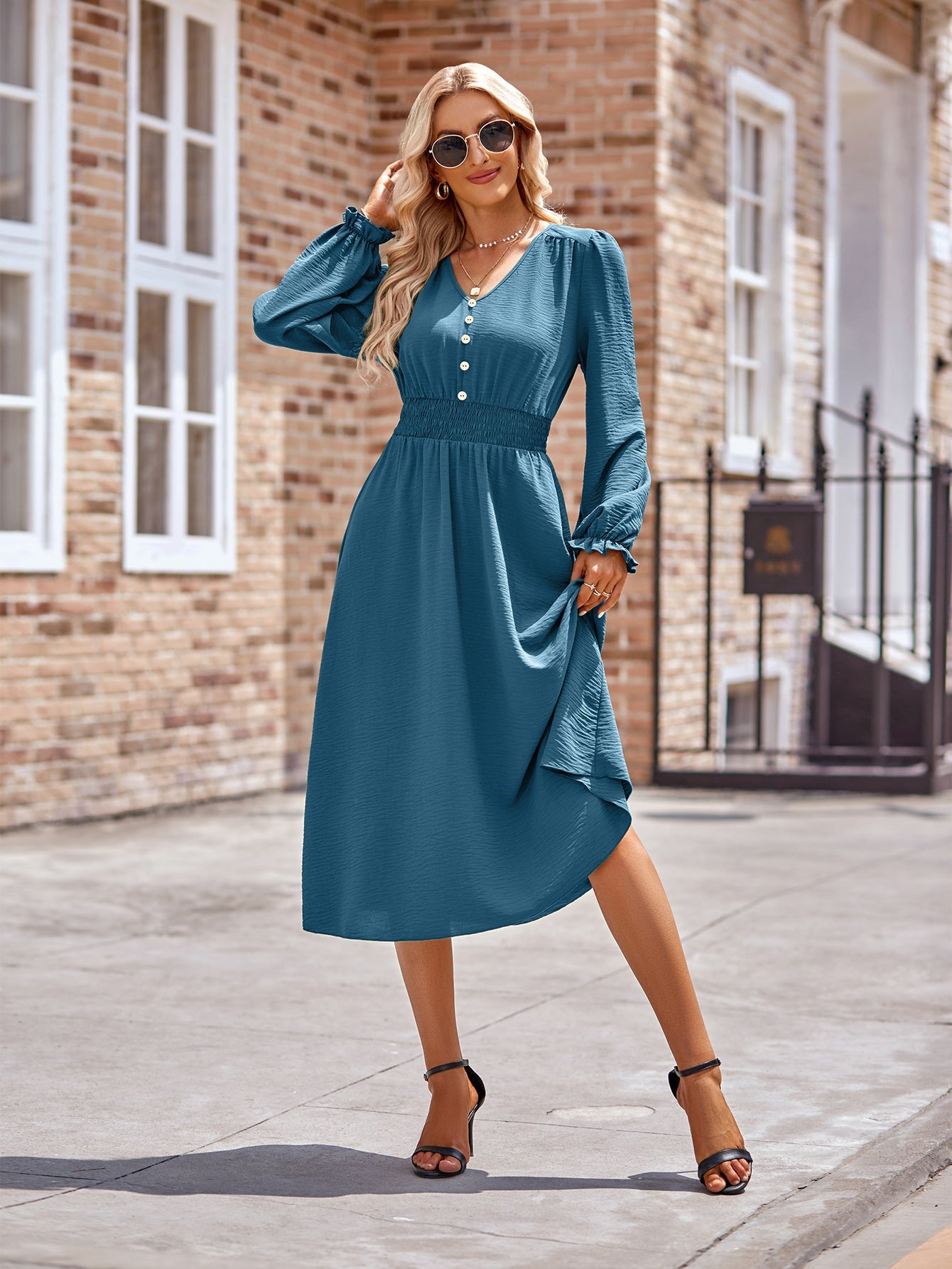 Wickelkleid für Damen mit geraffter Taille und Knöpfen von berg-feldt
