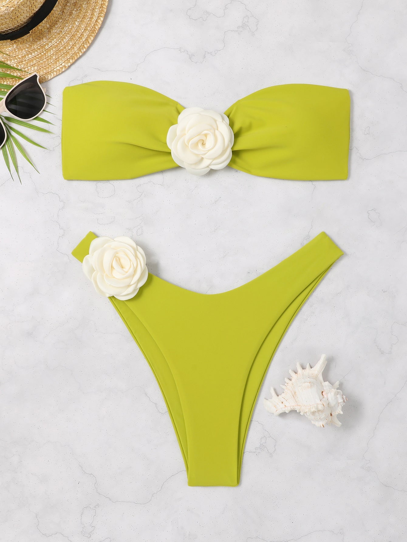 Elegantes Damen Bikini-Set mit Bandeau-Oberteil und floralem Detail von berg-feldt