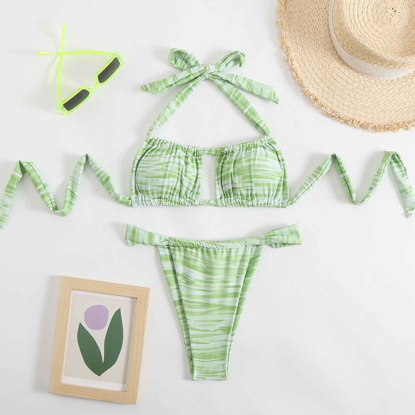 Bikini-Set für Damen mit verspieltem Bindegürtel und buntem Berg-Feldt-Muster