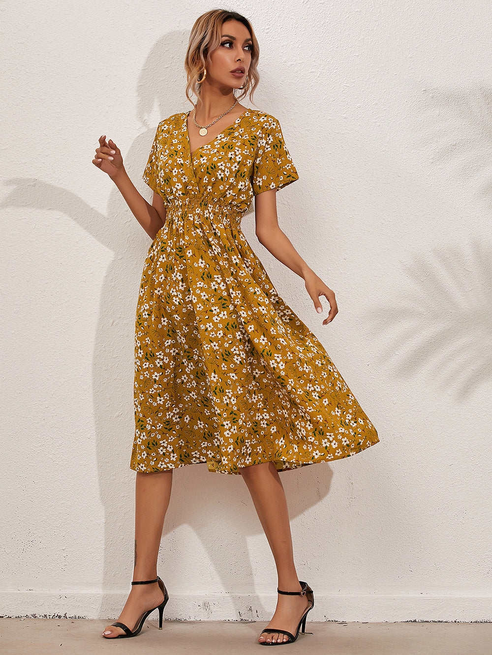 Wickelkleid für Damen mit Blumenmuster und smockierter Taille von berg-feldt