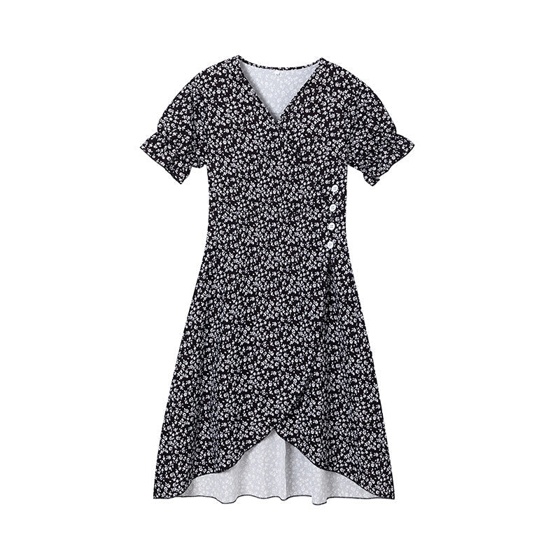 Wickelkleid für Damen mit Blumenmuster und Knopfdetail von berg-feldt