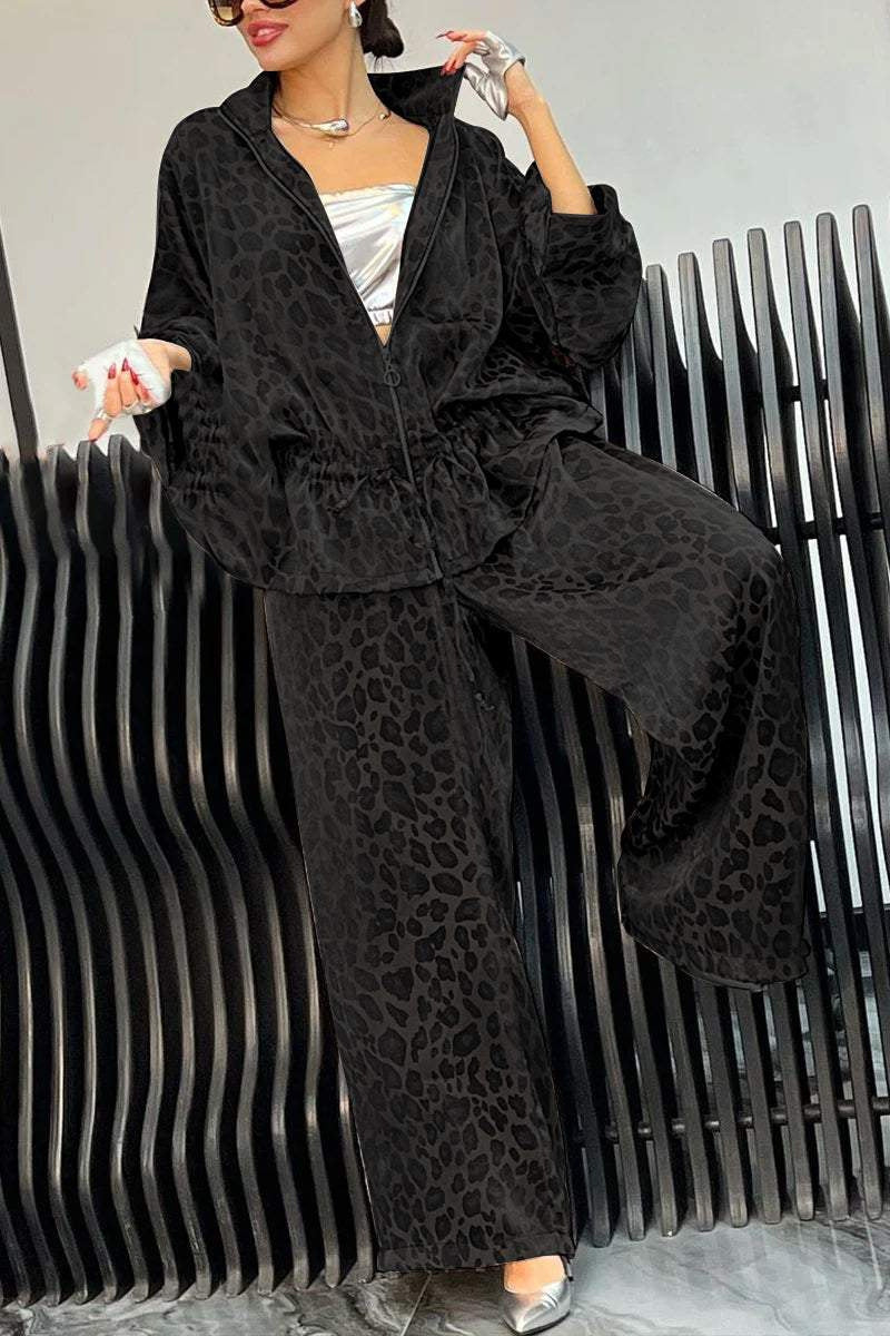 Bequemes Damen-Loungeset im trendigen Leopardenmuster mit entspannter Passform von berg-feldt