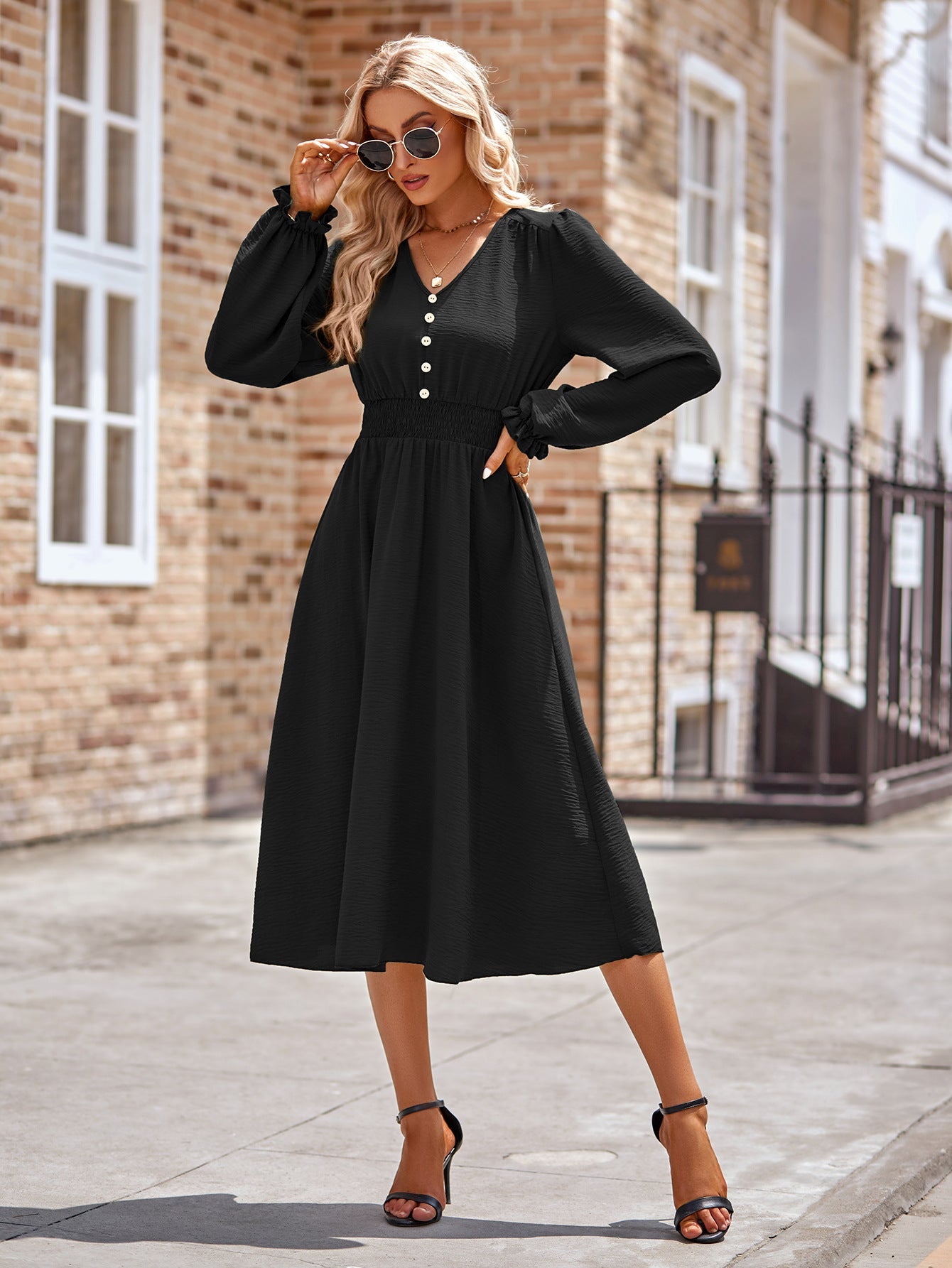Wickelkleid für Damen mit geraffter Taille und Knöpfen von berg-feldt