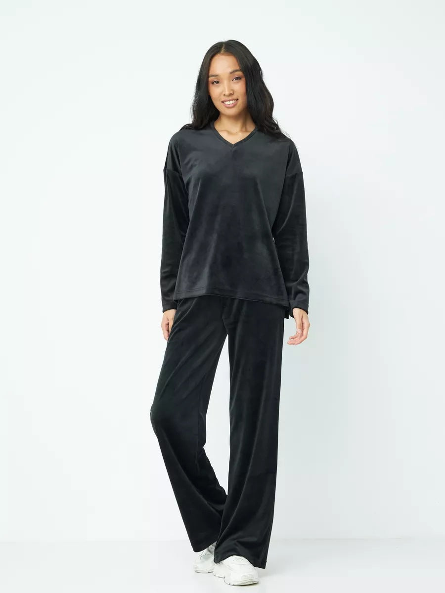 Bequemes Damen-Loungeseta mit V-Ausschnitt und weiten Hosenbeinen von berg-feldt