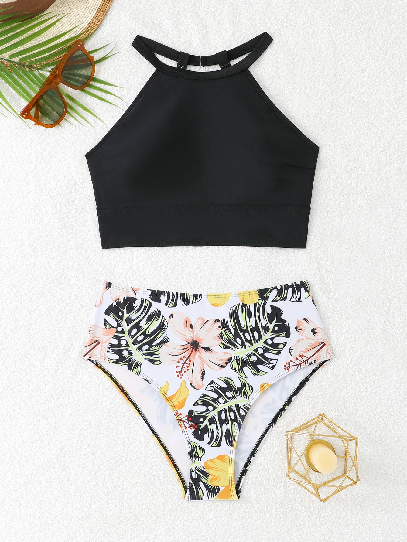 Sportlicher Damen-Bikini mit hochgeschlossenem Top und Blumenmuster von berg-feldt