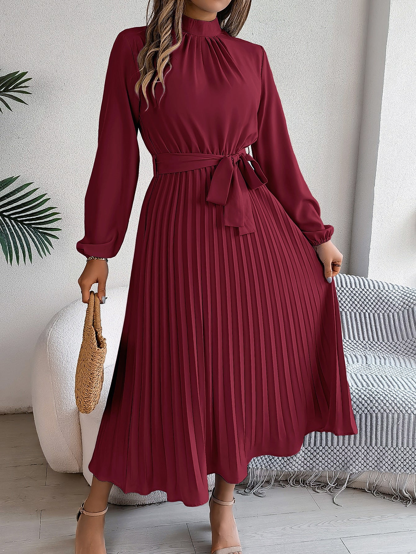 Wickelkleid für Damen mit hohem Kragen und Plissee-Detail von berg-feldt