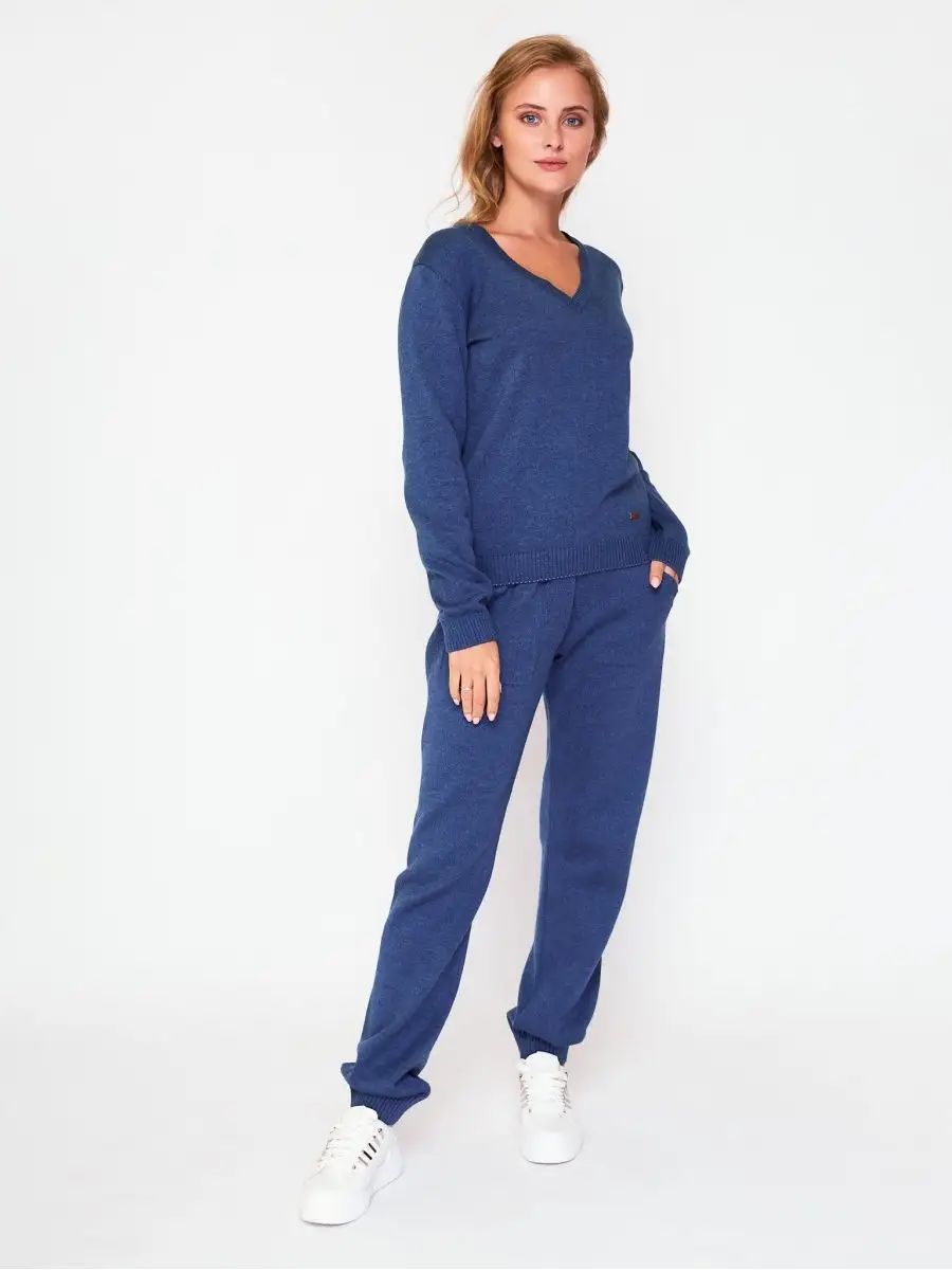 Bequemer Damenpullover mit tiefem V-Ausschnitt und Hose von berg-feldt