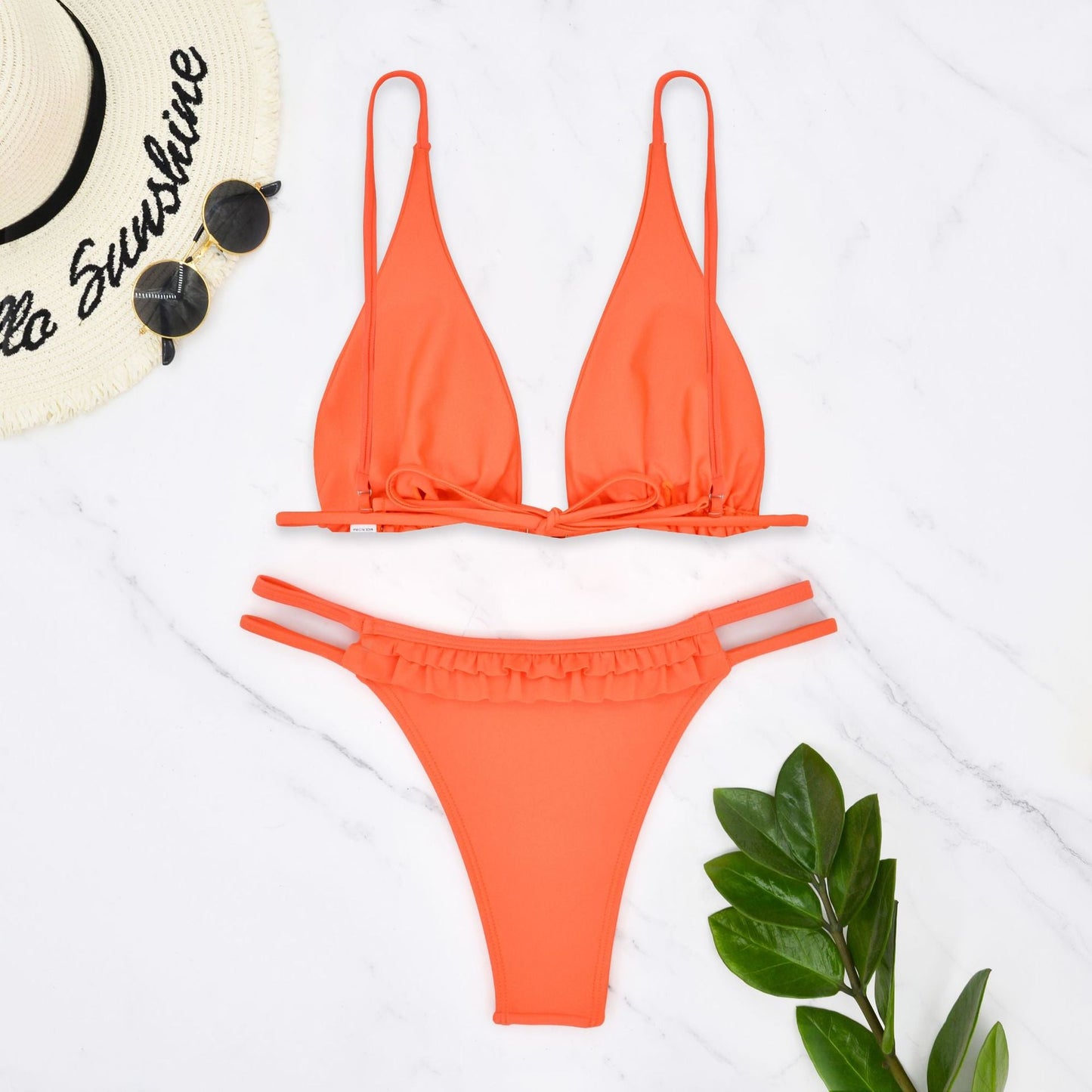 Zweiteiliger Damen-Bikini mit Rüschen, verstellbaren Trägern und goldenen Akzenten von berg-feldt