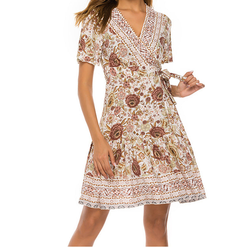 Wickelkleid für Damen mit Blumenmuster und weitem Rock von berg-feldt