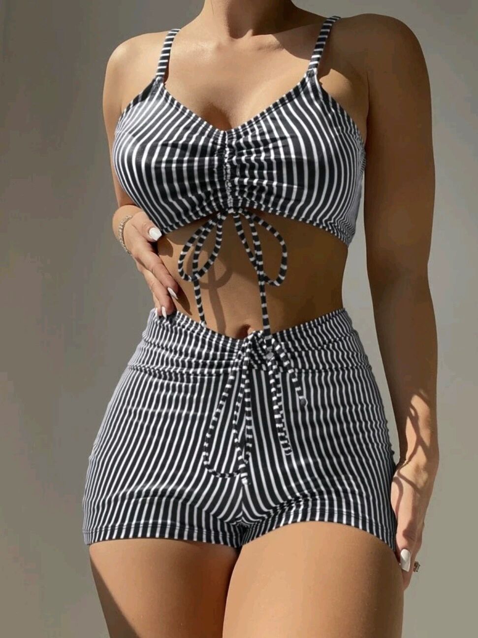 Ensemble de bikinis modernes taille haute avec détail nœud tendance par berg-feldt