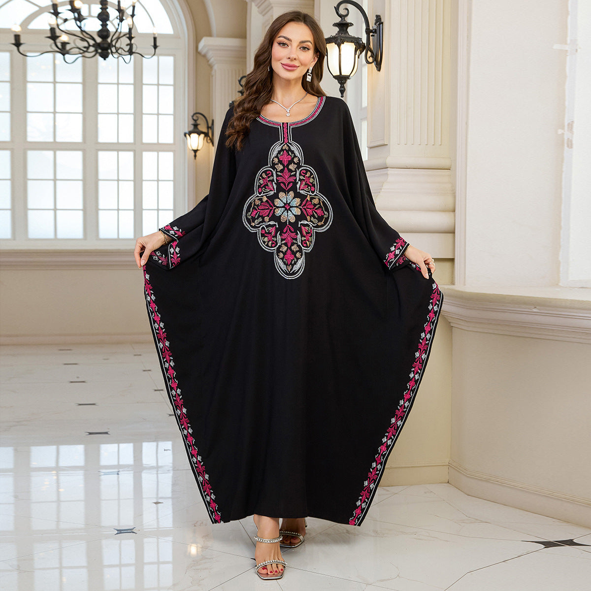 Elegante Kaftan-Morgenrobe mit aufwendiger Stickerei und fließendem Fall von berg-feldt
- berg-feldt