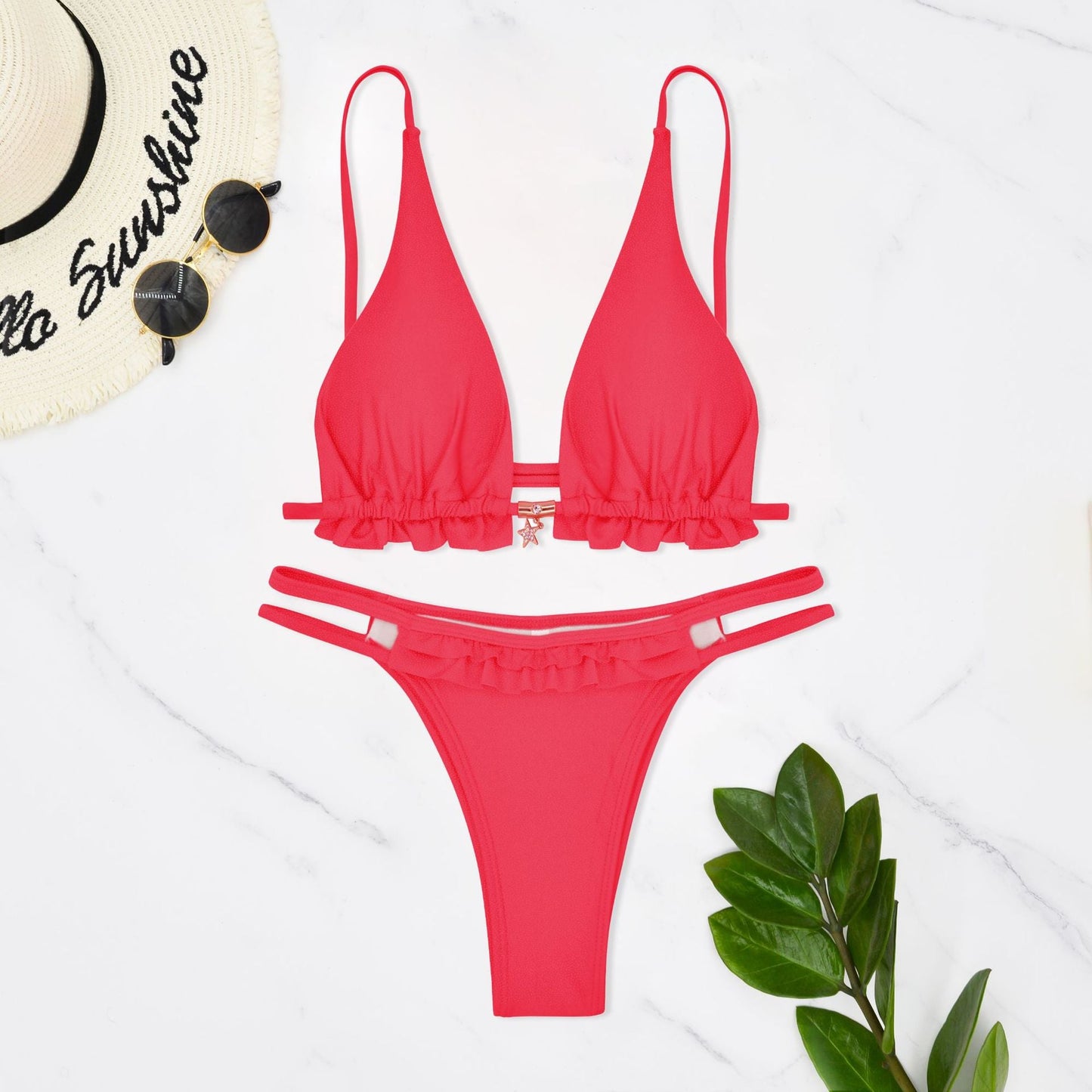 Zweiteiliger Damen-Bikini mit Rüschen, verstellbaren Trägern und goldenen Akzenten von berg-feldt