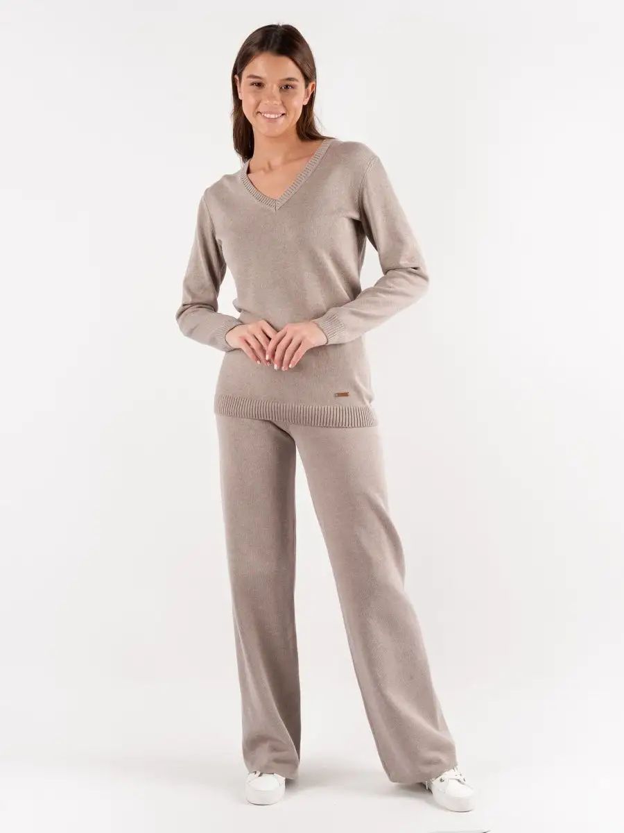 Bequemer Damenpullover mit tiefem V-Ausschnitt und Hose von berg-feldt