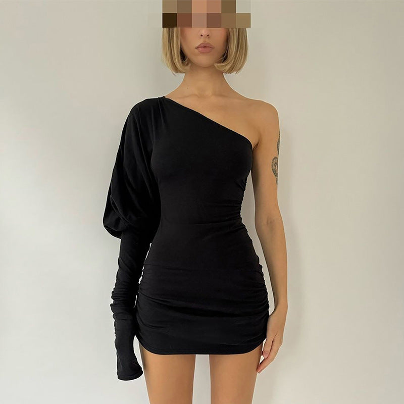 Asymmetrisches Damenkleid mit Carmen-Ausschnitt und Rüschen von berg-feldt