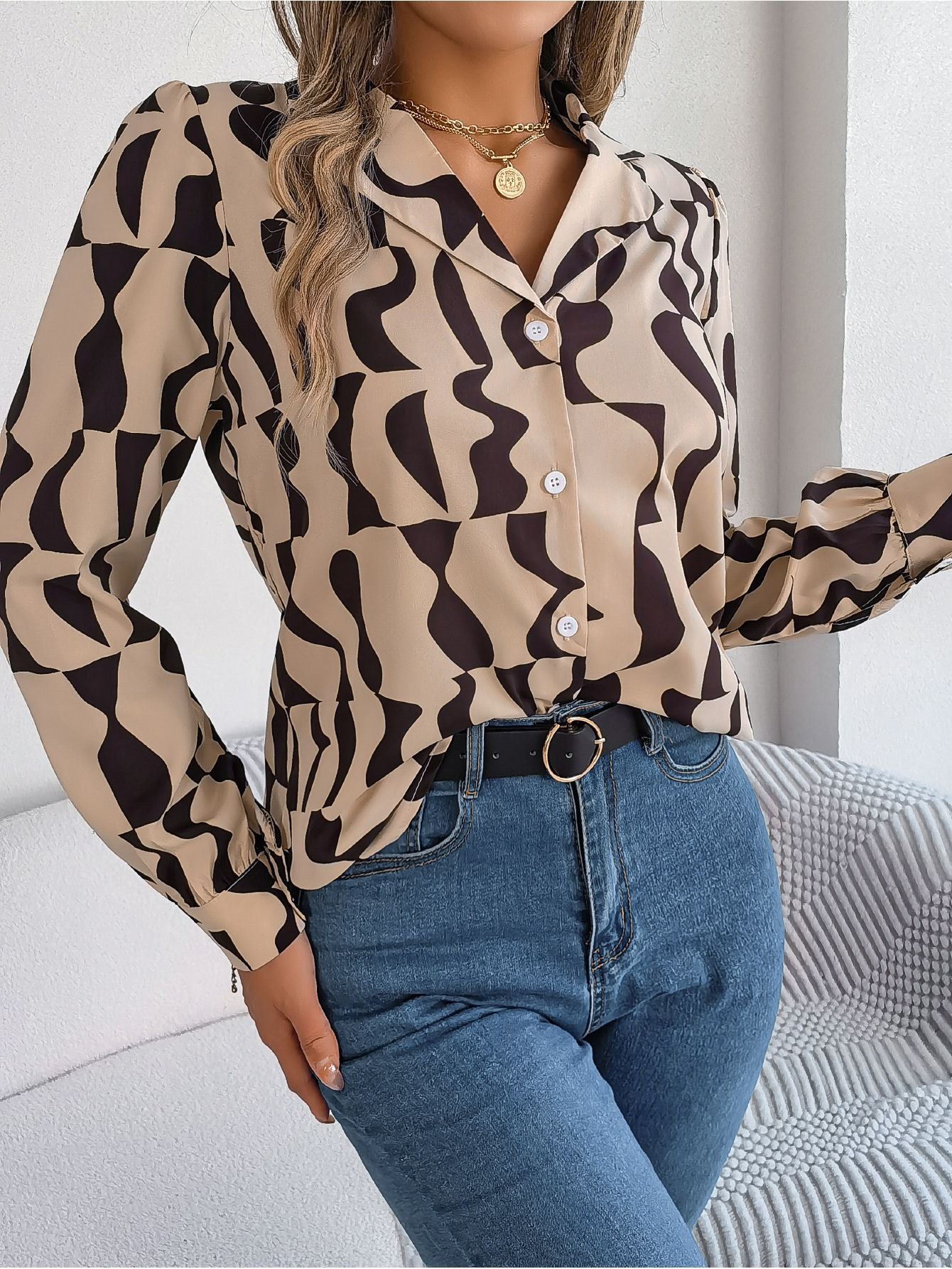 Abstrakt gemusterte, elegante Damenbluse