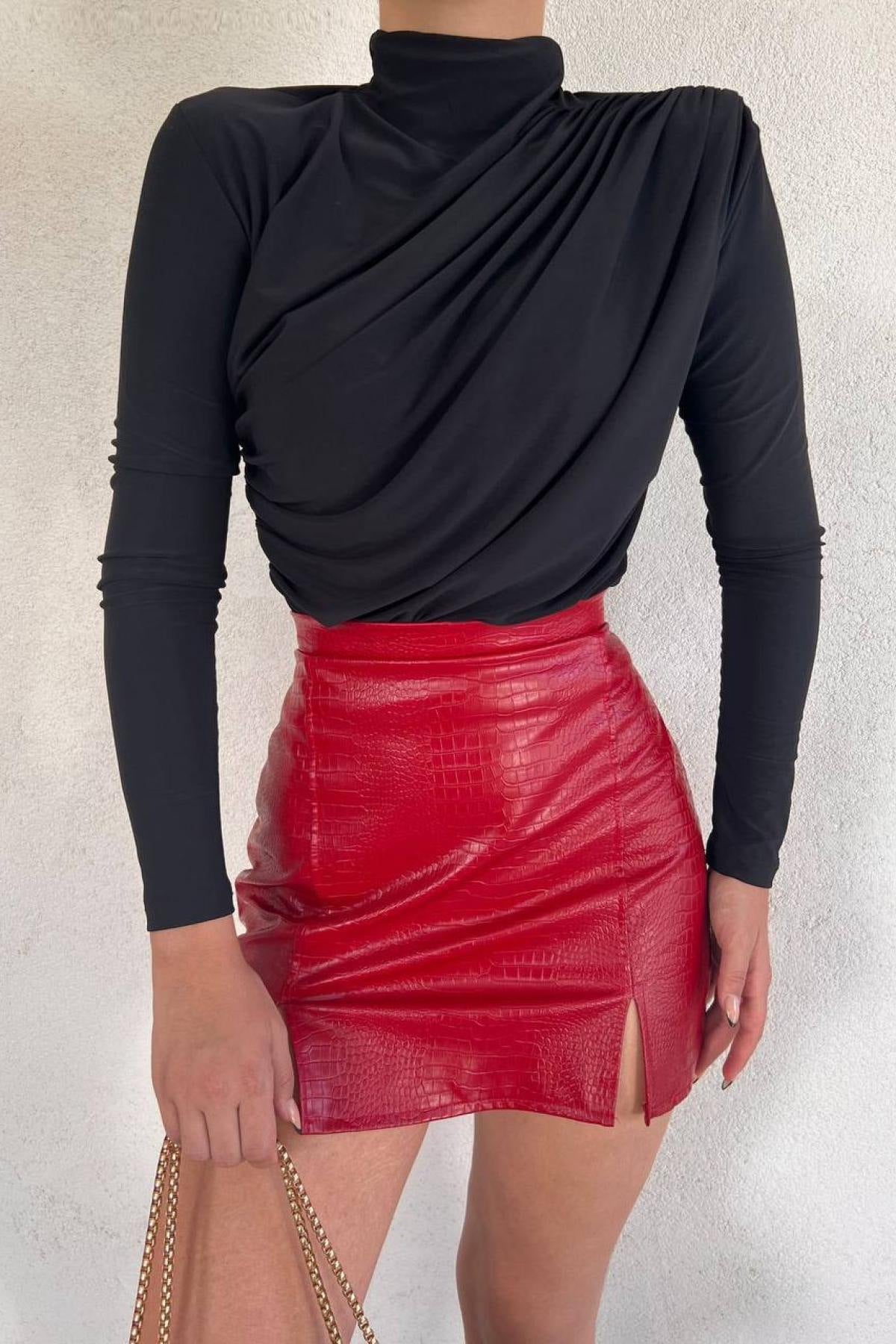 T-shirt à manches longues Berg-Feldt pour femmes avec col cascade asymétrique