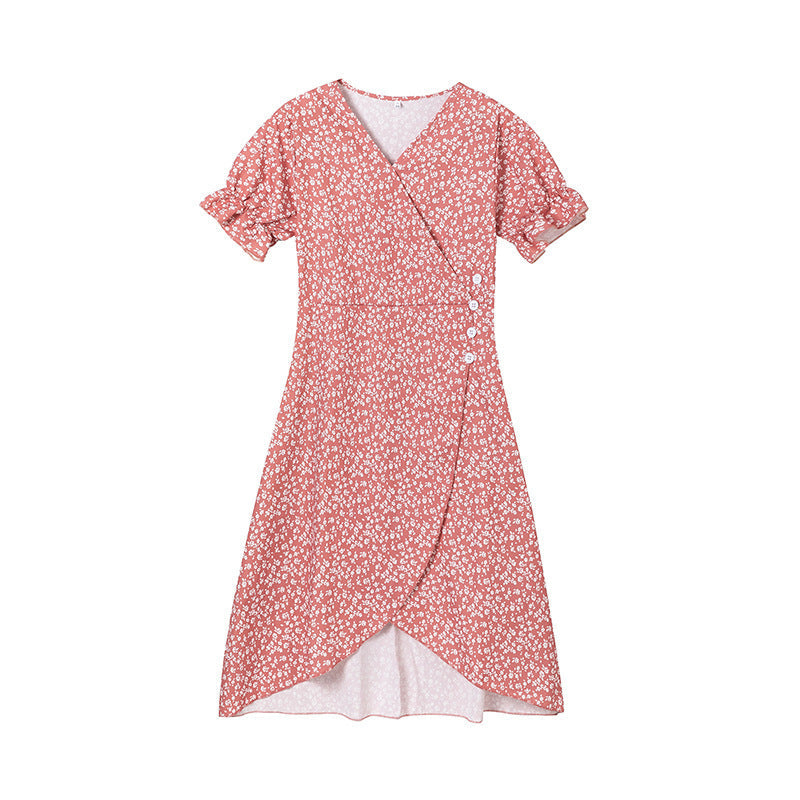 Wickelkleid für Damen mit Blumenmuster und Knopfdetail von berg-feldt
