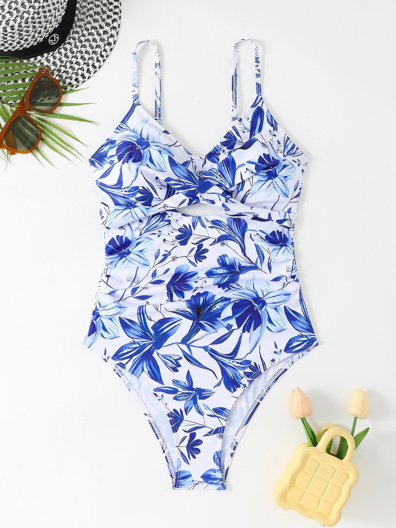 Badeanzug für Damen mit floralem Muster und raffiniertem Cut-out von berg-feldt