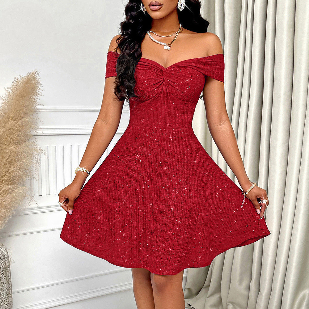 Elegantes Damenkleid mit Off-Shoulder-Ausschnitt, glitzerndem Stoff und fließendem Rock von berg-feldt