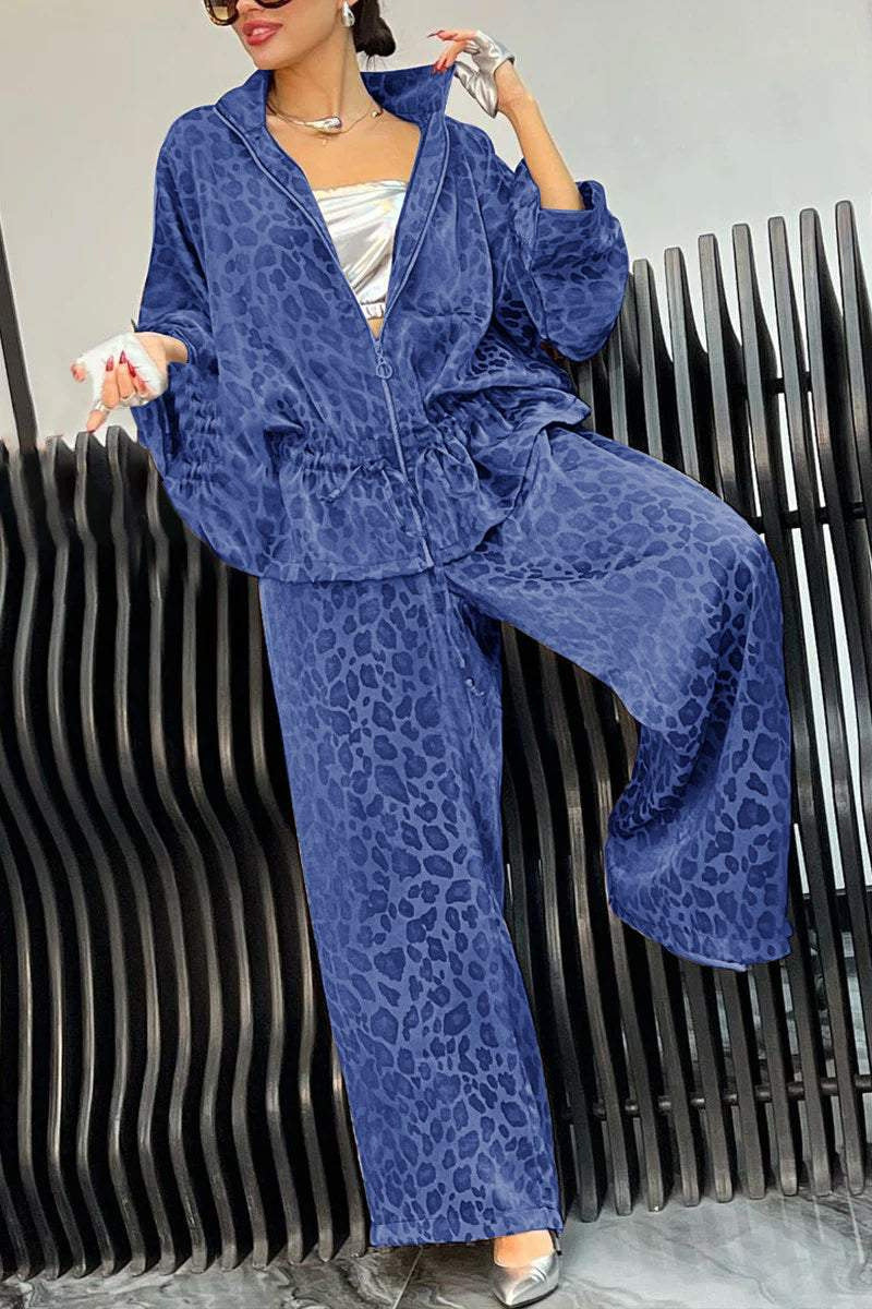 Bequemes Damen-Loungeset im trendigen Leopardenmuster mit entspannter Passform von berg-feldt