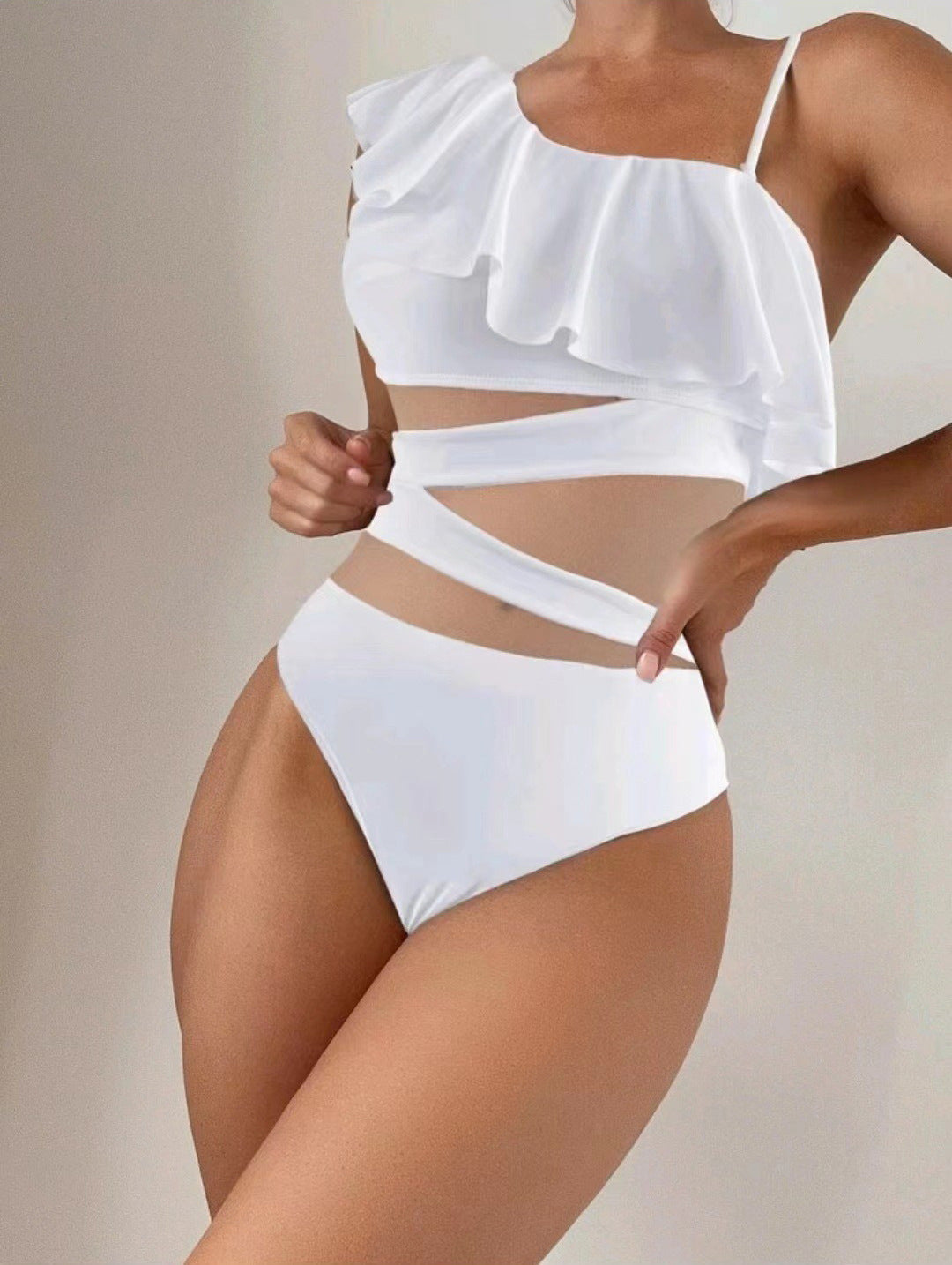 Asymmetrischer Badeanzug für Damen mit Raffungen und transparenten Details von berg-feldt