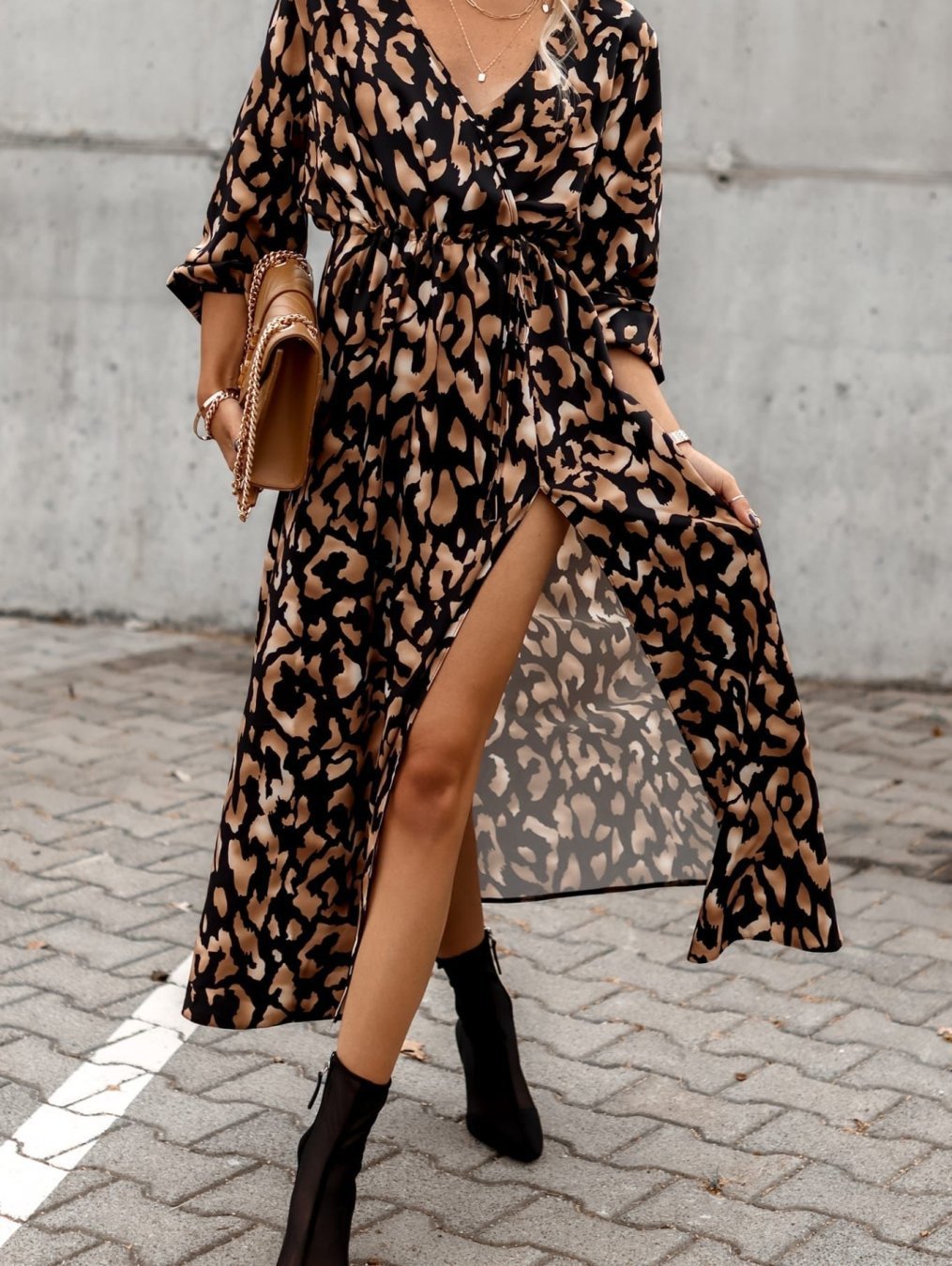 Maxi-robe cache-cœur de luxe avec fente haute et imprimé montagne-campagne