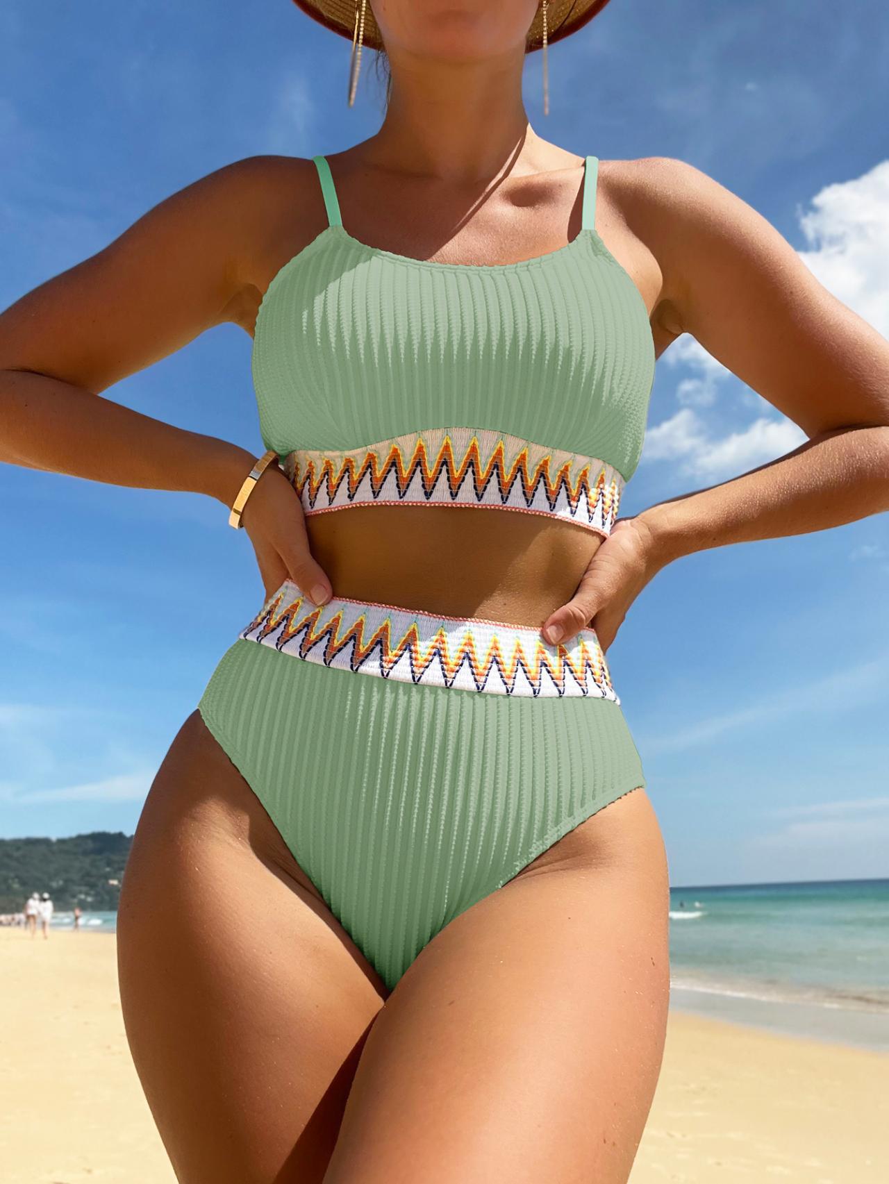 Ensemble bikini pour femme avec look côtelé tendance et détails colorés de berg-feldt