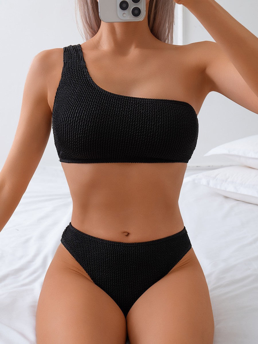 Asymmetrischer Damen-Bikini mit strukturiertem Top und hohem Beinschnitt von berg-feldt