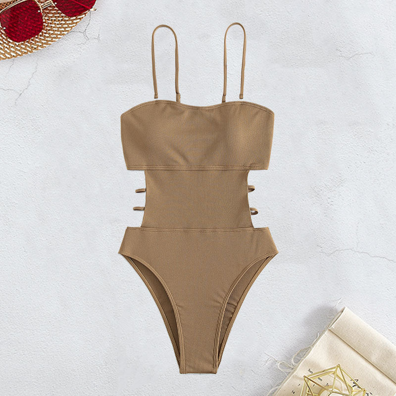 Badeanzug Jumpsuit für Damen mit seitlichen Cut-outs und verstellbaren Spaghettiträgern von berg-feldt