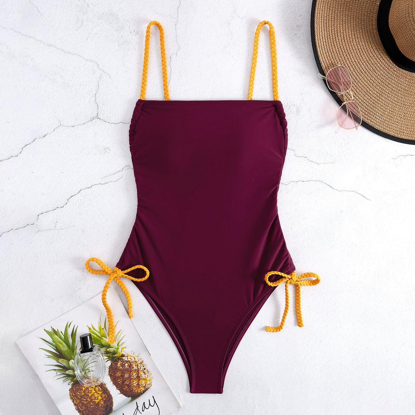 Badeanzug für Damen mit verstellbaren Trägern und eleganten Schleifenakzenten von berg-feldt
