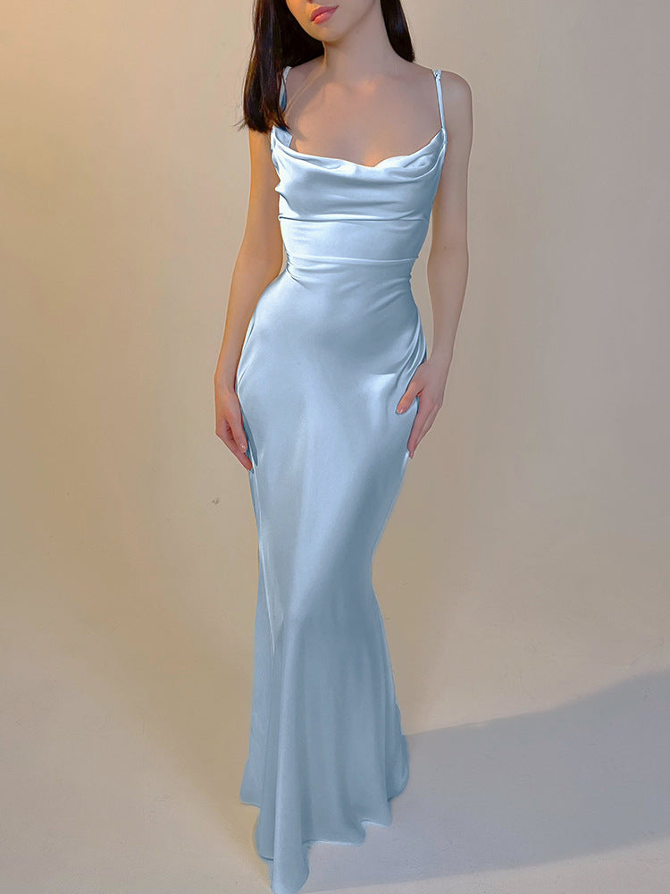 Élégante robe longue en satin avec col bénitier et bretelles spaghetti de berg-feldt