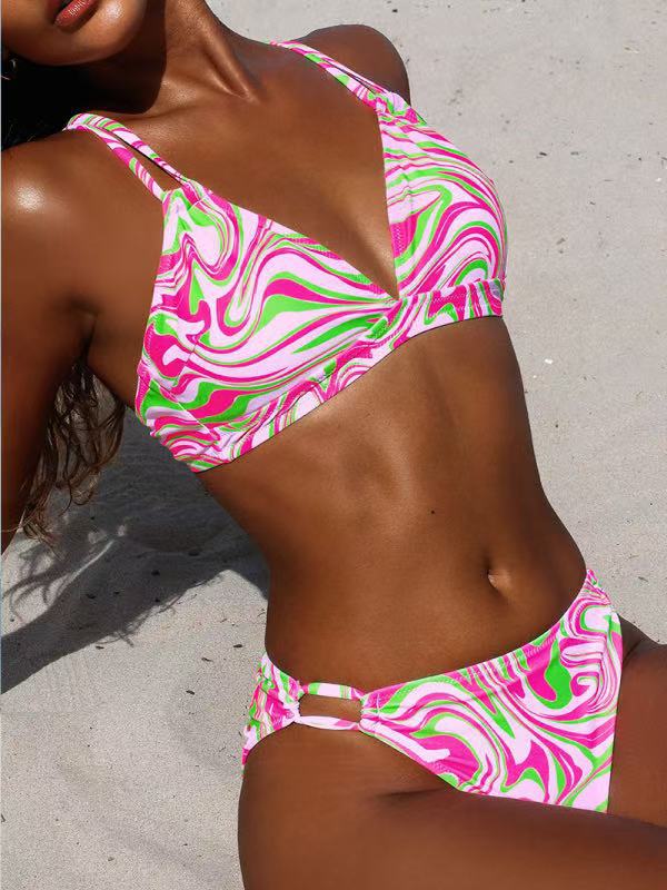 Asymmetrischer Damen-Bikini mit auffälligem Marmor-Print von berg-feldt