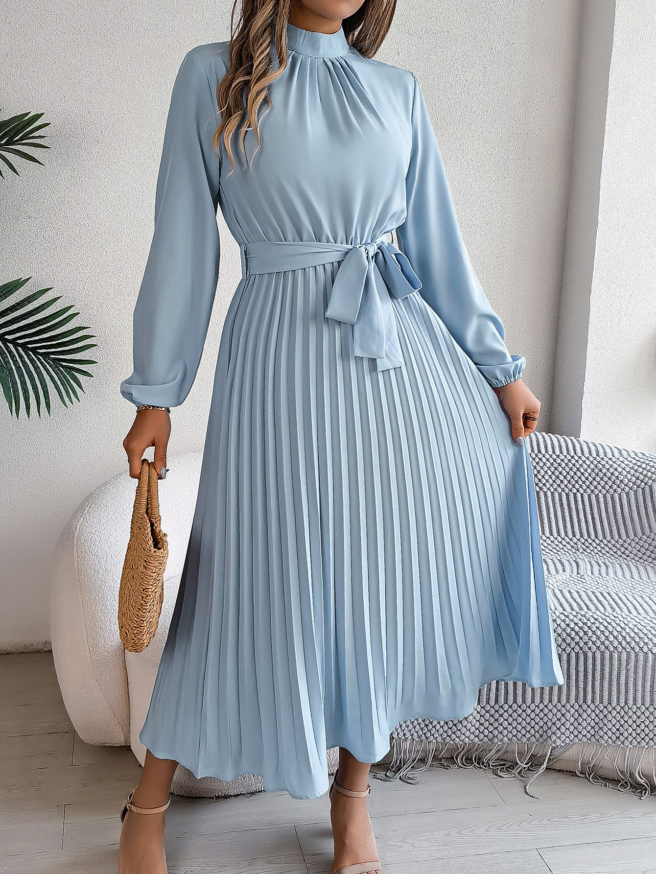 Wickelkleid für Damen mit hohem Kragen und Plissee-Detail von berg-feldt
