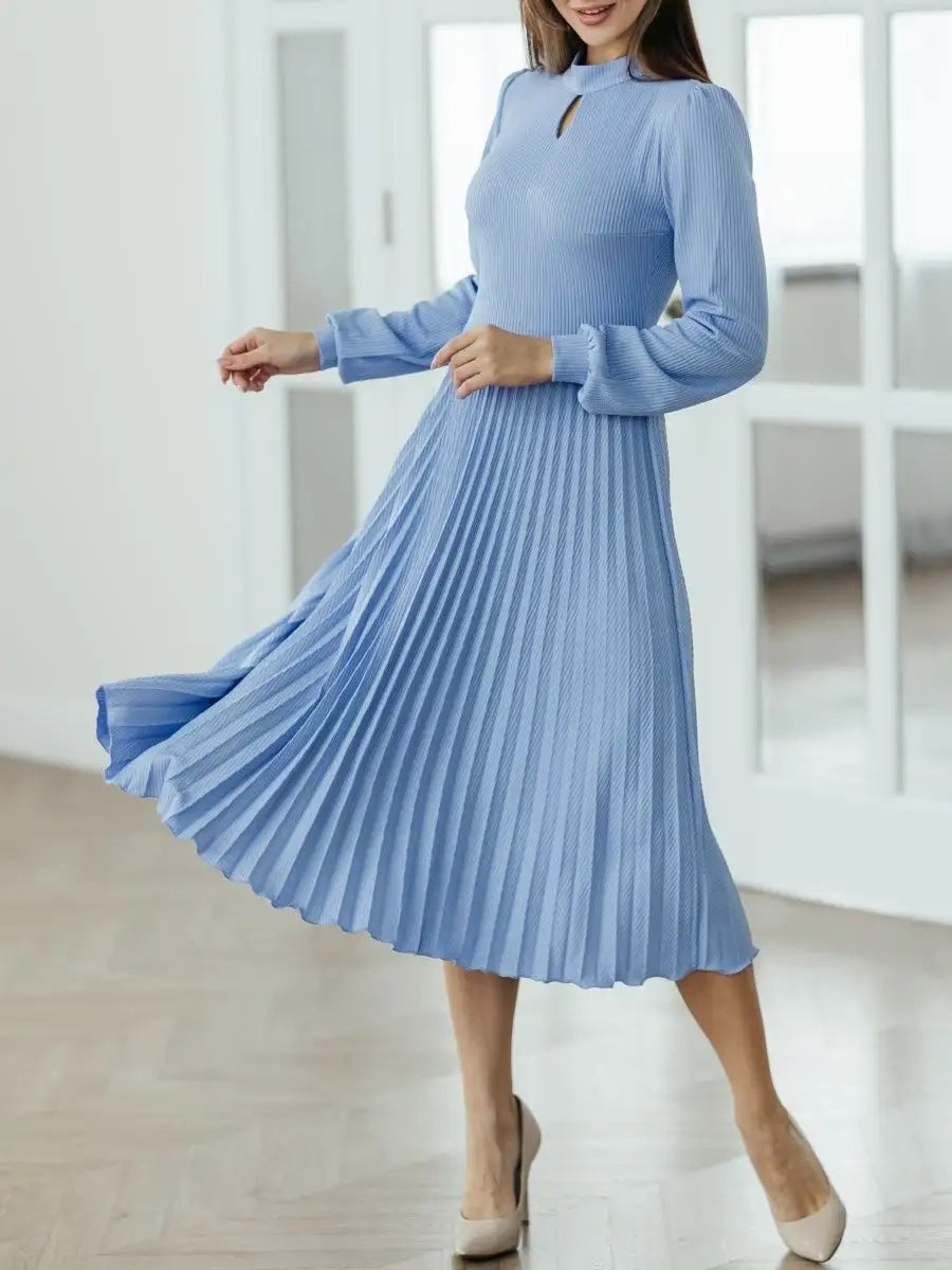 Élégante robe midi pour femmes de berg-feldt avec plis et col montant