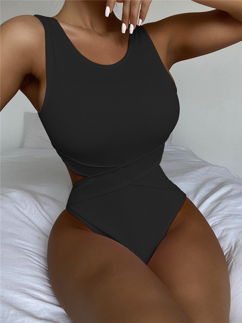 Sportlicher Damen-Badeanzug mit hohem Beinausschnitt und stylischem Cut-out von berg-feldt