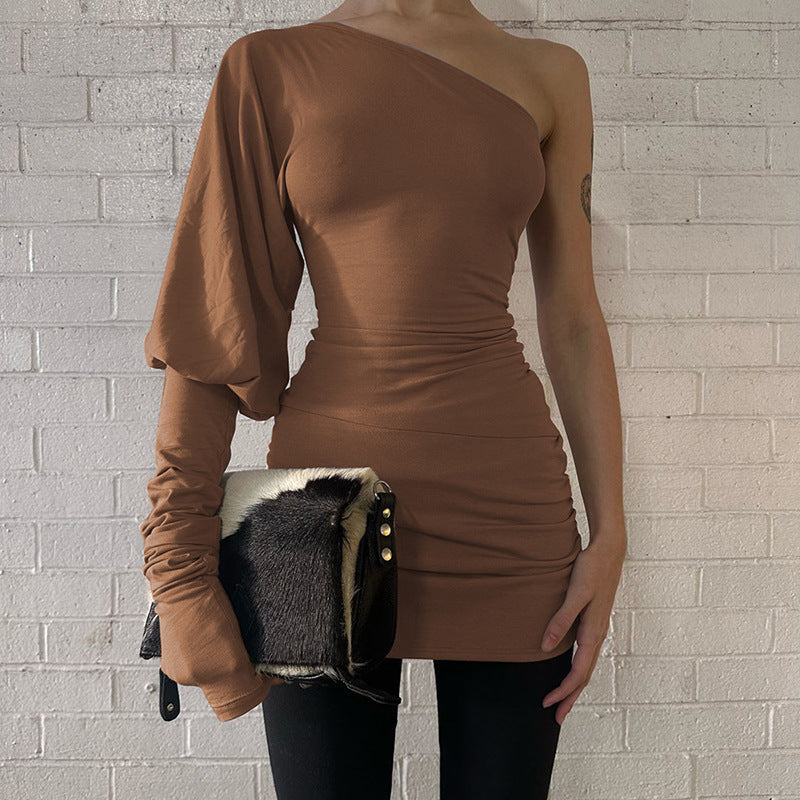 Asymmetrisches Damenkleid mit Carmen-Ausschnitt und Rüschen von berg-feldt