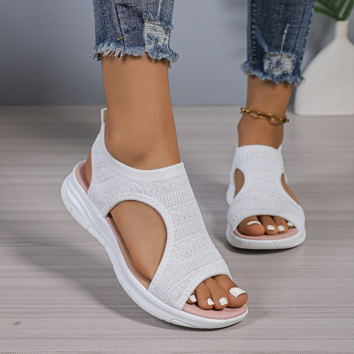 Bequeme Damen-Sandalen aus atmungsaktivem Material mit rutschfester Sohle von berg-feldt