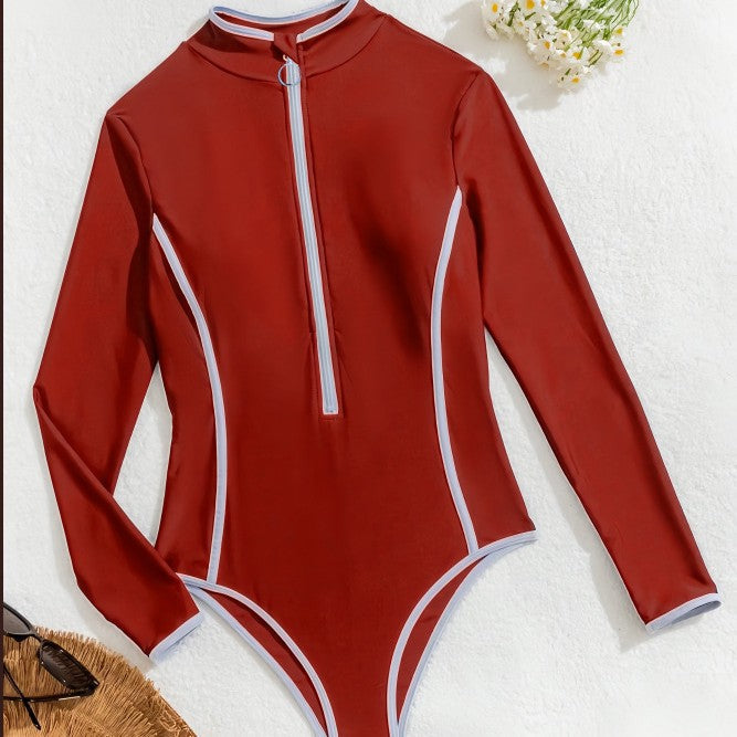 Maillot de bain sportif pour femme avec fermeture éclair et coupe ajustée, par berg-feldt