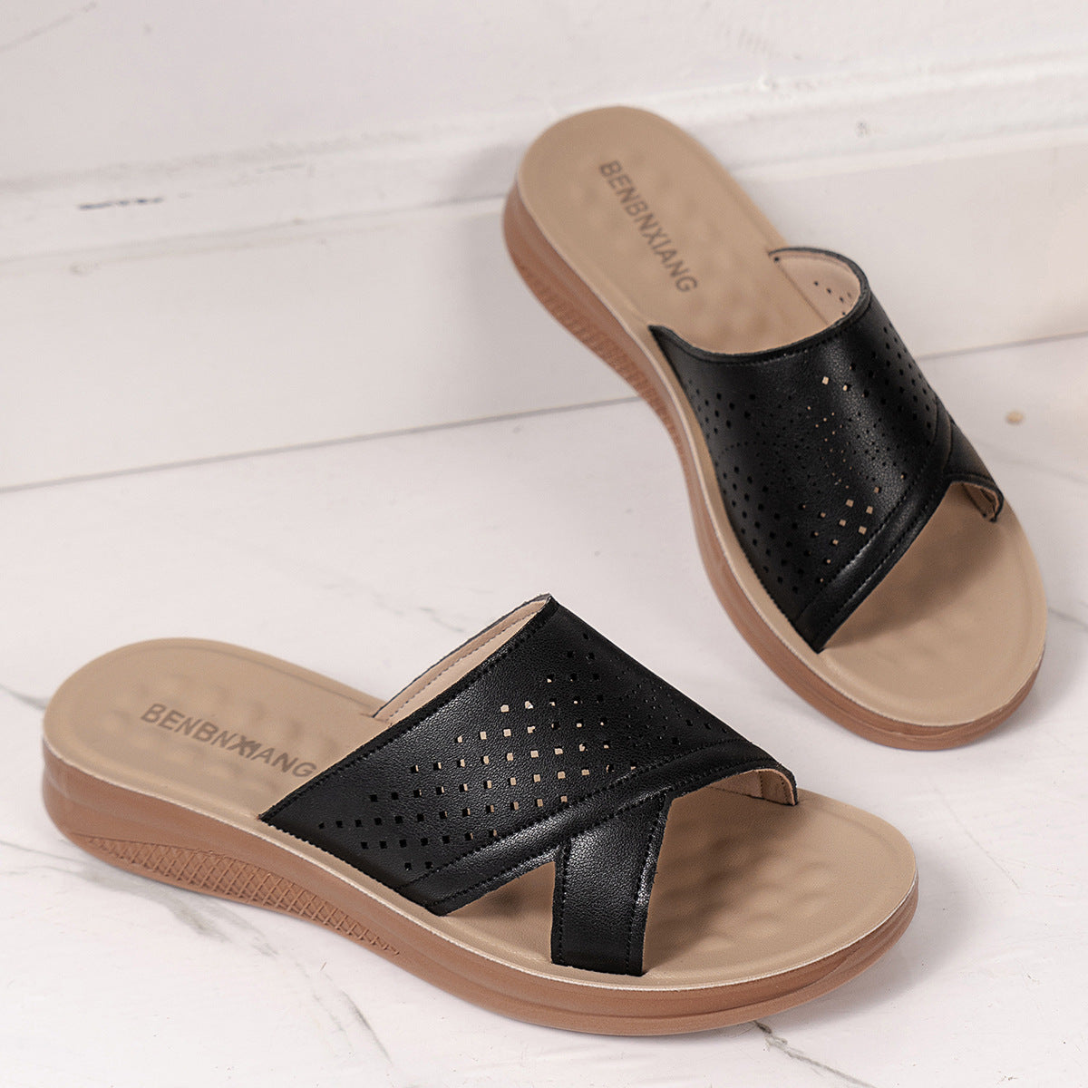 Bequeme Damen-Slides mit atmungsaktiven Perforationen von berg-feldt