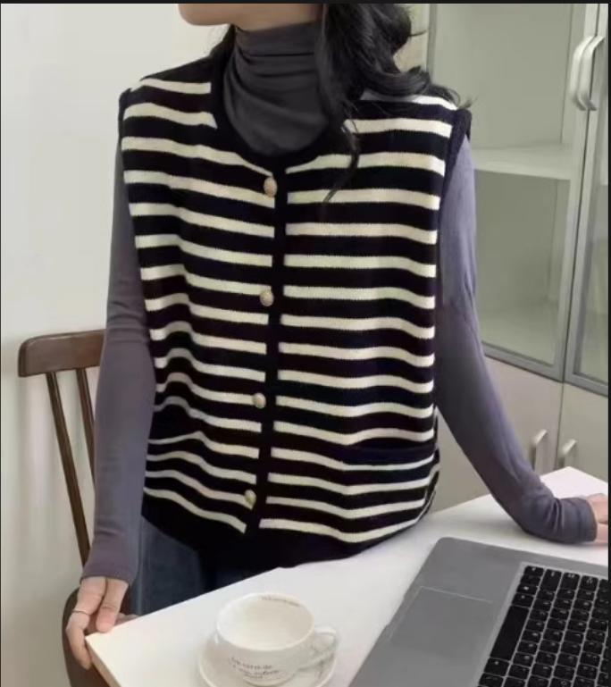 Gilet tricoté pour femme, à la mode, avec rayures contrastées et boutons dorés Berg-Feldt